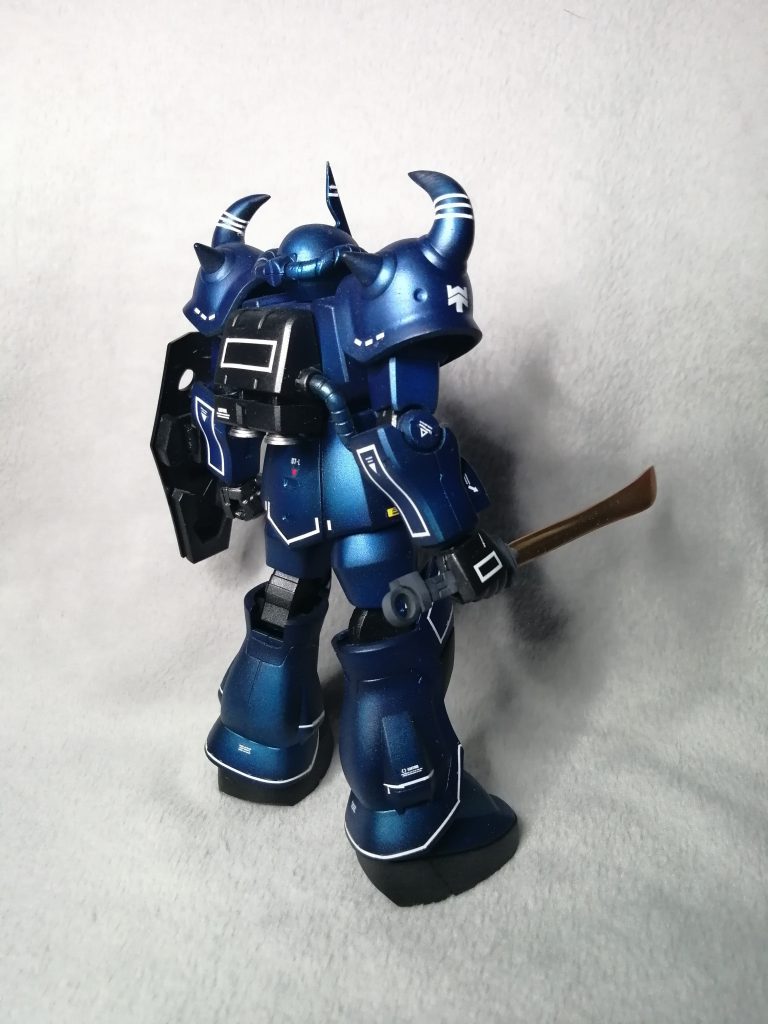 サーベルは武器セットの先端が大きく膨らんでいる昔Ver.ですやっぱりグフはこうじゃないと足の中に釣りのガン玉のオモリを入れて自立しやすいようにしてあります