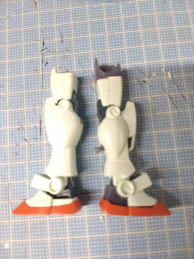 足は最初キットの物を使って延長と丈つめを行なっていたのですが、思ったほか丈つめがうまくいかず若干斜めになってしまったことと筋彫りがとても難しかったので、三次元曲面を作る練習も兼ねて3 D CAD と3 D プリンターで足を新造しました