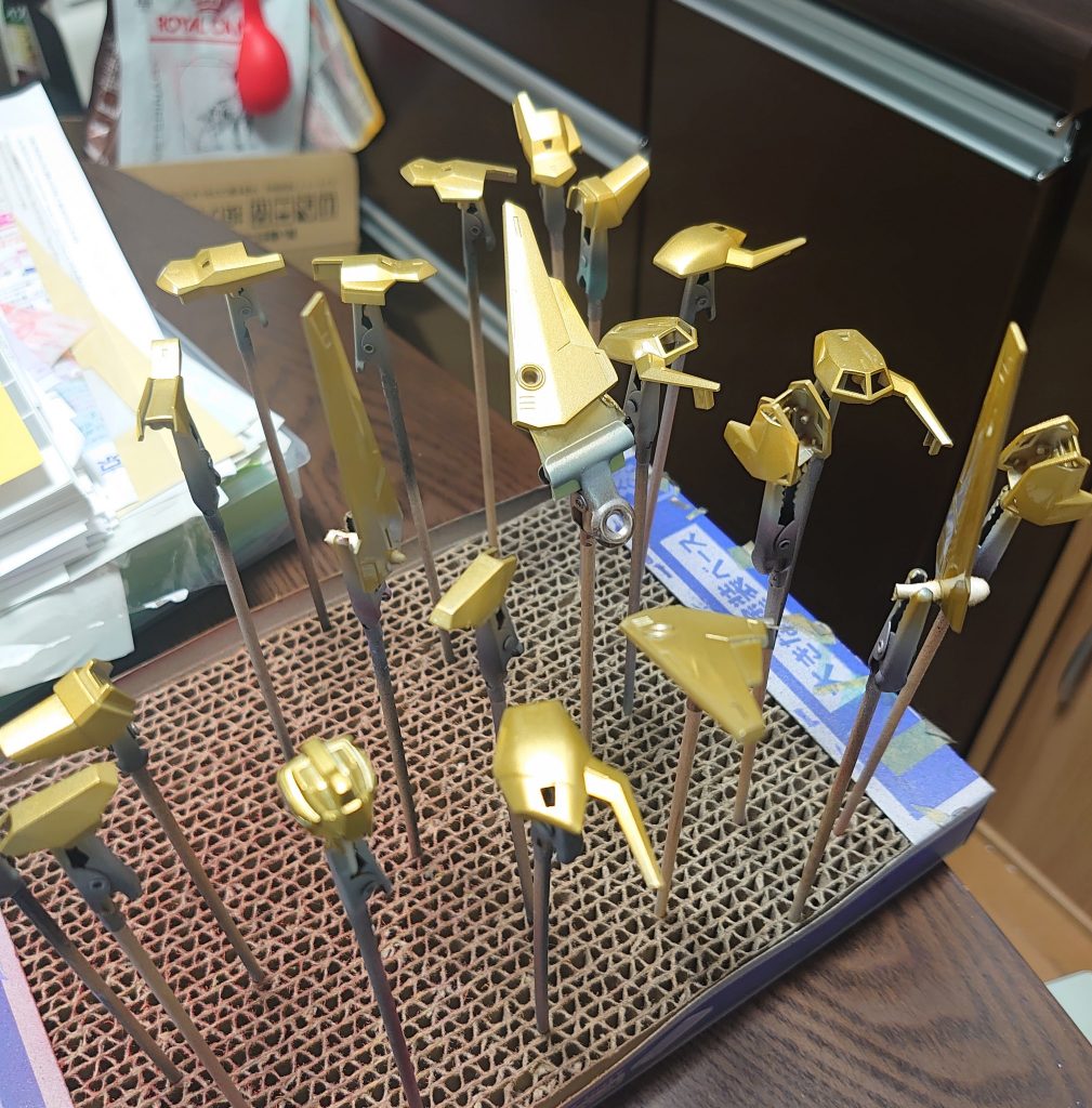 金色部分は写真のようにキャンディーイエローに塗ったあと、雲母堂本舗様のVGゴールドで塗装しギラギラ感を、その後にクリアーイエローを塗って色味の調整をしました。