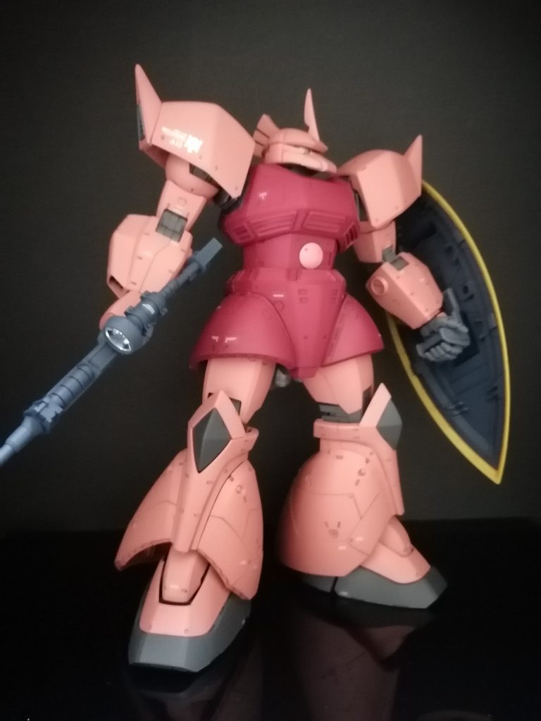 他のモビルスーツよりも大きめなので、存在感があります。スミ入れ、部分塗装、デカール貼りして、つや消しトップコートで仕上げています。あまり見えませんが、腰部・脚部のバーニアは全てシャインシルバーで塗装しました。数が多いので、たいへんでした。