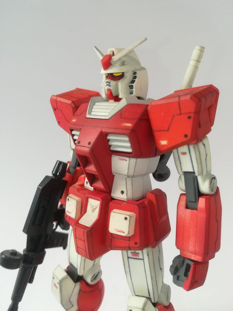 「塗装は下地の色で変わる」ガンダムマーカーの赤の塗装でも、胸の下地が青と、肩の下地が白の部分では少しだけ明暗が異なります。（この明暗をうまく使えないか？）使用したマーカー：ガンダムレッド、ガンダムホワイト