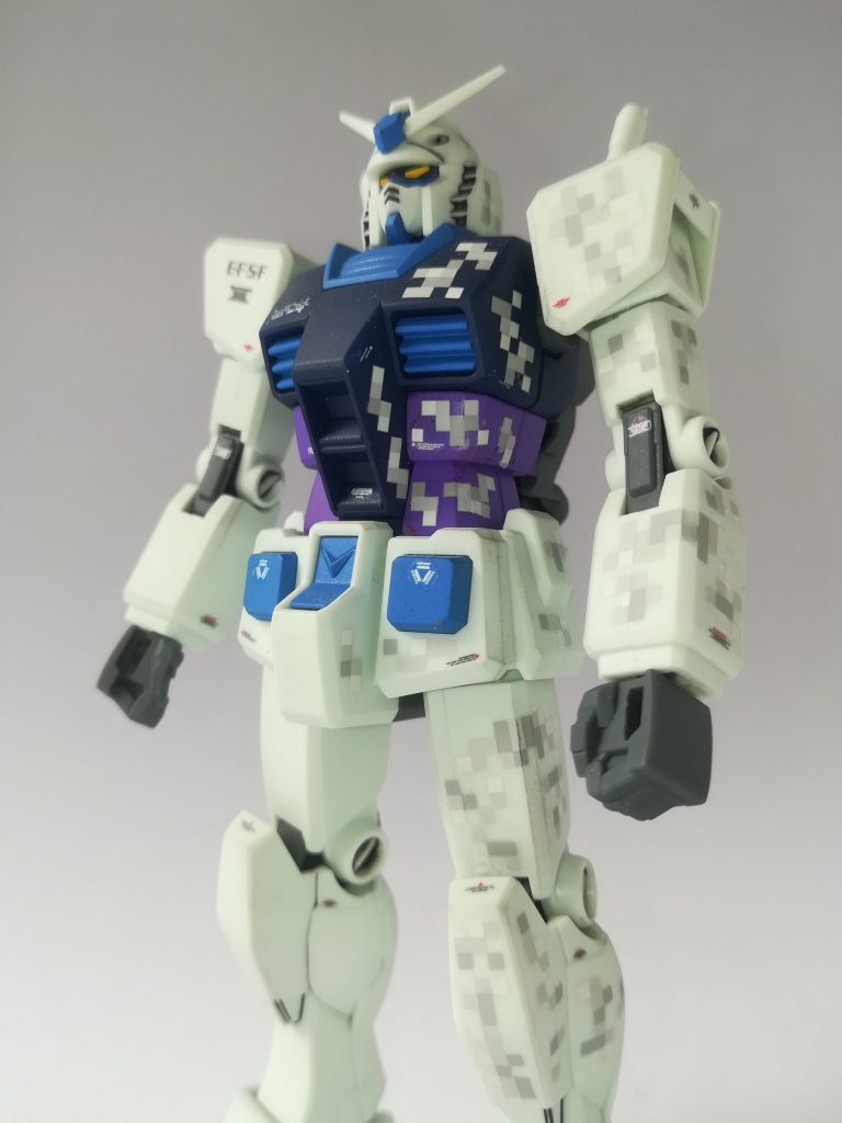 デジタル迷彩は白色系、アシンメトリーにしてみました。ピクセル迷彩デカールの向きは、斜めではなく、水平にしました。