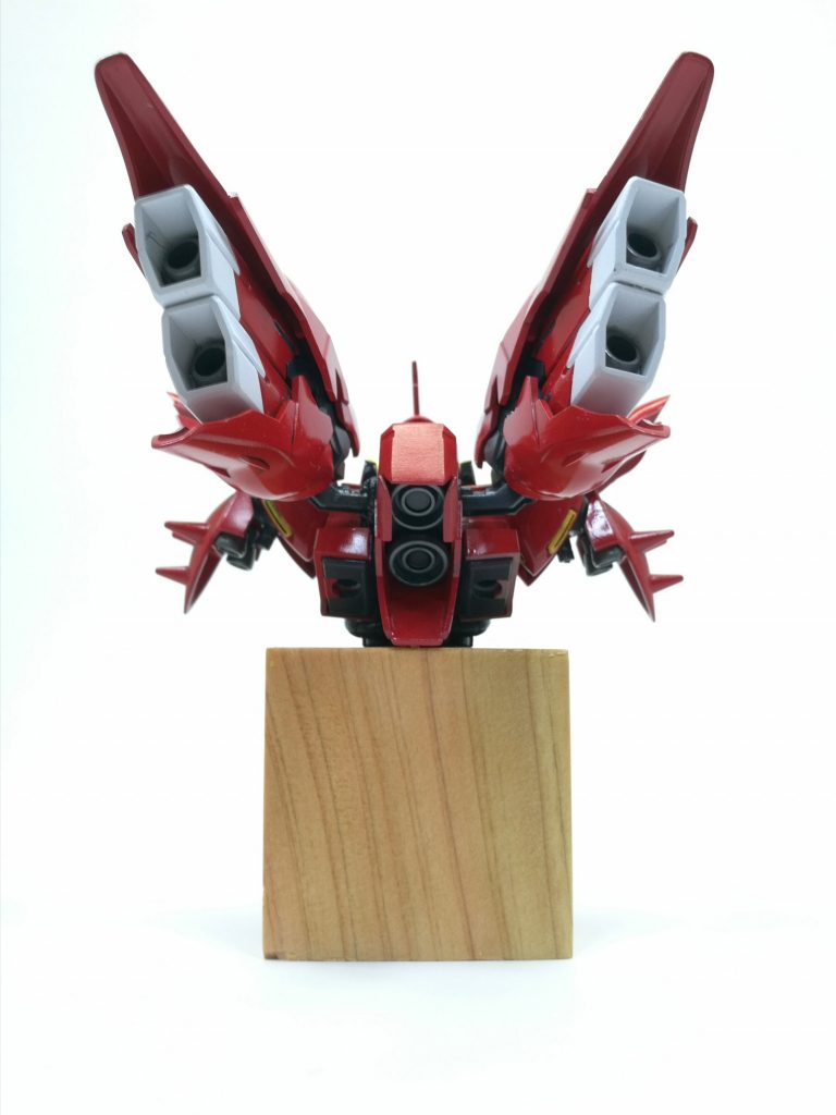 台座は100均のひのきブロックに、説明書を切り抜いたネームプレートを貼り、ニスを塗りました本体とはエポパテで固定しています本体は光沢仕上げ　目立つとこだけ砥ぎ出しました　エングレービングはラフゴールドを吹いたあと、エナメル黒で部分塗装