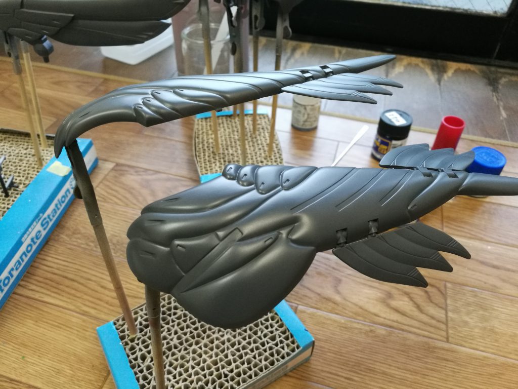 下地羽には塗装前にプライマーを吹きました