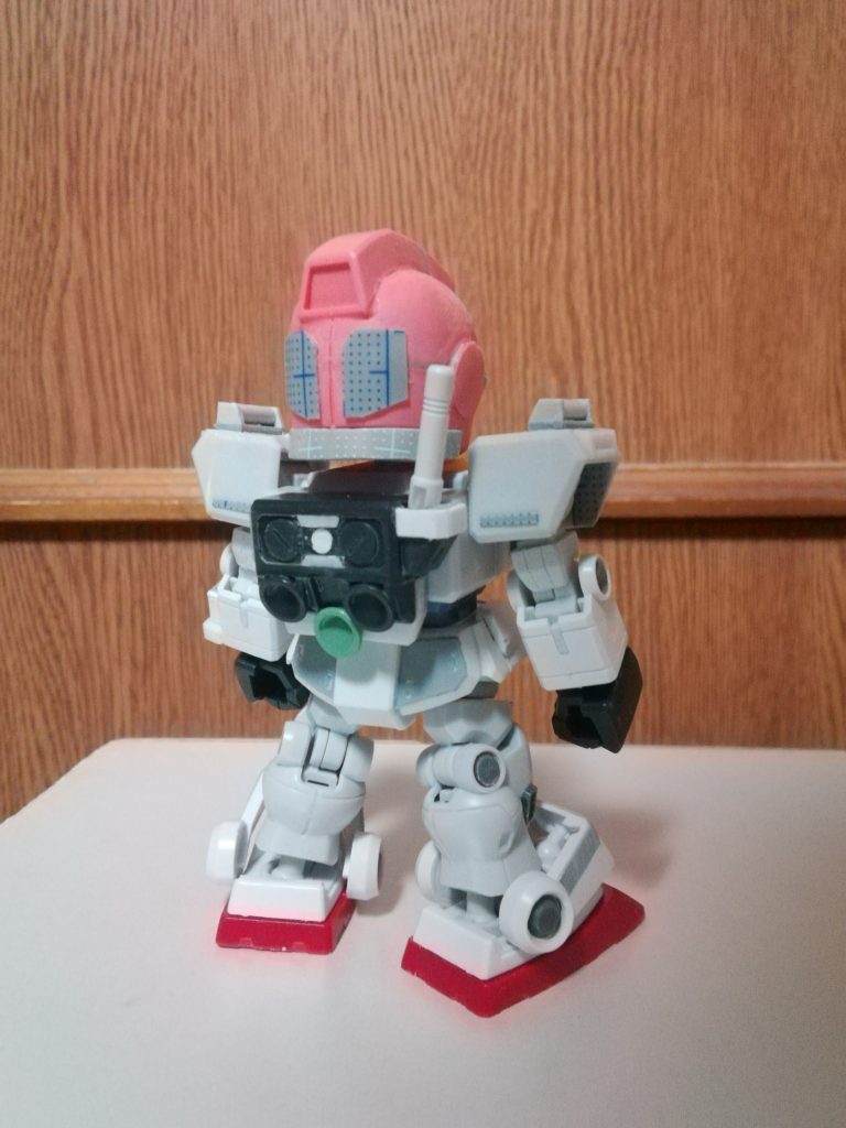 特徴的な三本ノズルのバックパックは、SDCSガンダムの物を加工して製作しました。