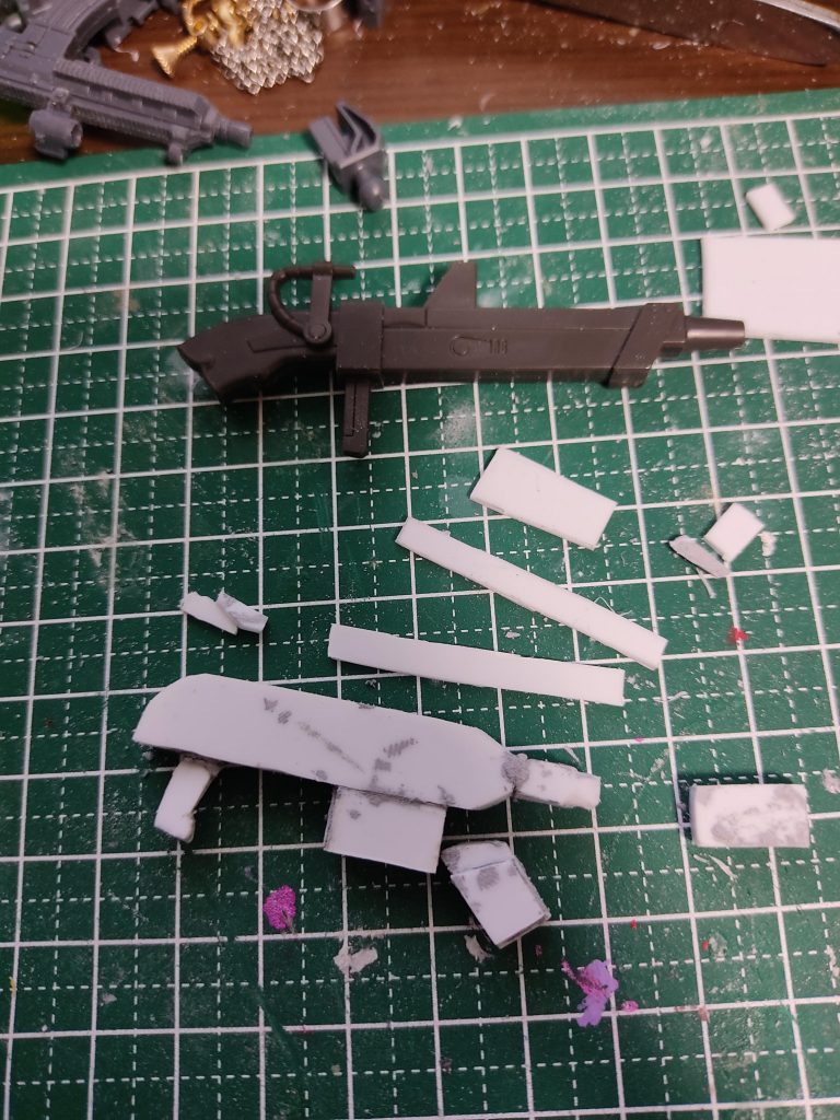 塗装前はこんな感じでパテで着けてます上は零丸の武器と比較。