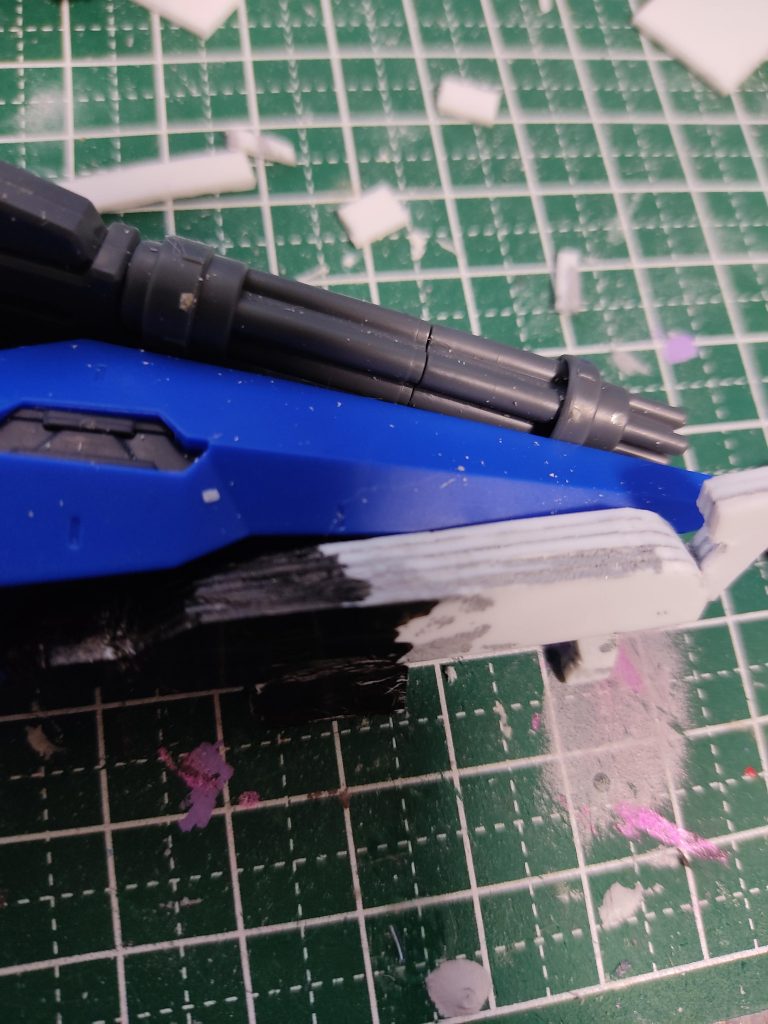 塗装前と塗装比較。このように何層にも重ねてヤスリがけして調整。