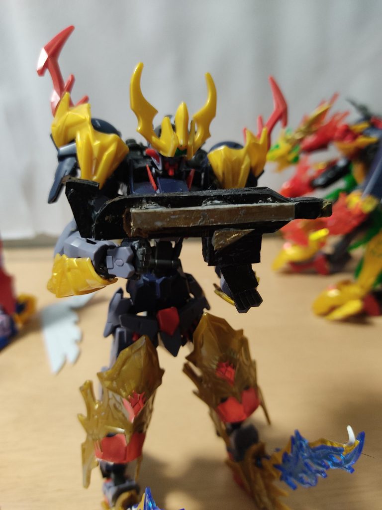 持たせるとこんな感じです。トリガー部分などはパテでくっ付けている為取れやすいです。というか取れます。マガジン部分も取り外し可能にはしていますが固定させないと取れます。という感じでノリと勢いで作ったのでかなり粗めですがこんな感じになりました。今回ので色々と理解する事が出来たのでまた作成の際に視野が広がると思うとワクワクします。(*^^*)それと自身の課題も増えました。まぁこの武器も試作で作ったんで今後使う予定は残念ながら無いと思います。ここまでご覧いただきありがとうございます。