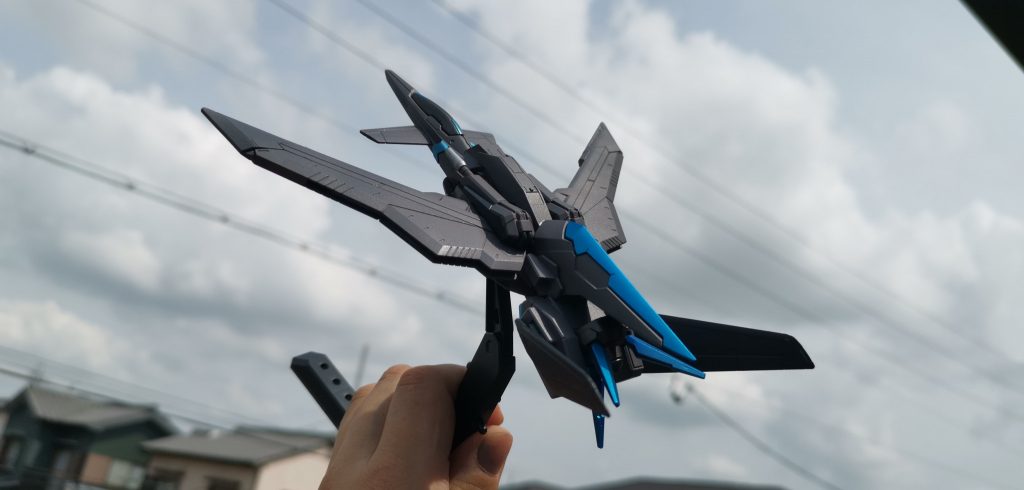 武装は機体上部のGNビームバルカン/実体弾バルカン砲を固定武装として搭載している。ミッション内容に応じて機体下部のハードポイントに様々な武装を搭載可能。