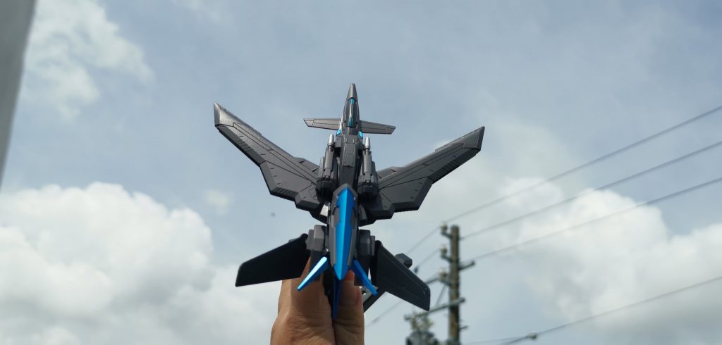 この機体は垂直尾翼が可変式となっていて前述の推力偏向クラビカルアンテナを閉じ、尾翼を倒すことによって空気抵抗を限りなく少なくすることができ、より最高速度が伸びる…