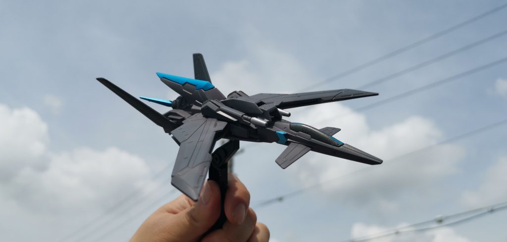 設定としては…ヨーロッパの工業大国のタイフーンのパイロットが現実ではできないようなマニューバをしてみたいという思いから作られた機体。前進翼+GNドライブ+カナード翼という組み合わせで現実では考えられないような機動性を実現。お陰様でとてつもなくピーキーな機体と仕上がり、彼でしか操れないような機体となってしまった。元ネタ機での課題であった最高速の低さもGNドライブで補っている。またそれの恩恵として機体重量が軽くなり機動性の良さに貢献している…