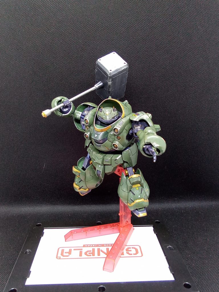 色合いが寂しかったので、部分的に金色を使って豪華な感じにハンマーは傷だらけにして使い込まれた感じにしましたが・・写真ではよくわからない・・迫力あるポーズをとらせようとしても可愛い感じにしかならないw威嚇するカエルみたいで　やはり可愛い♪♪