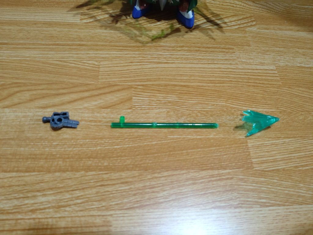 ただ弓はあれど矢が付属してない……ので自作したっス。材料はクリアグリーンのランナーと、カスタマイズエフェクトの斬撃イメージのパーツ持ち手は佐助デルタプラスの忍者っぽいハンドパーツをまんま流用