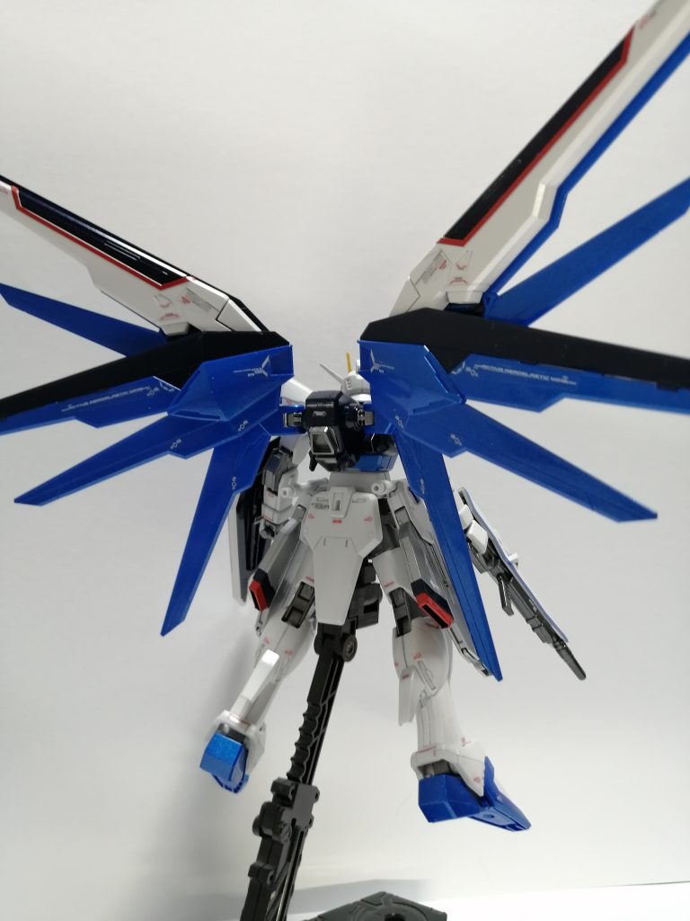 デカールはRGのリアリスティックデカールを使用しています。光沢トップコートでてかてかに仕上げました。フリーダムはウイングが大きいので、リアビューに迫力がありますね。