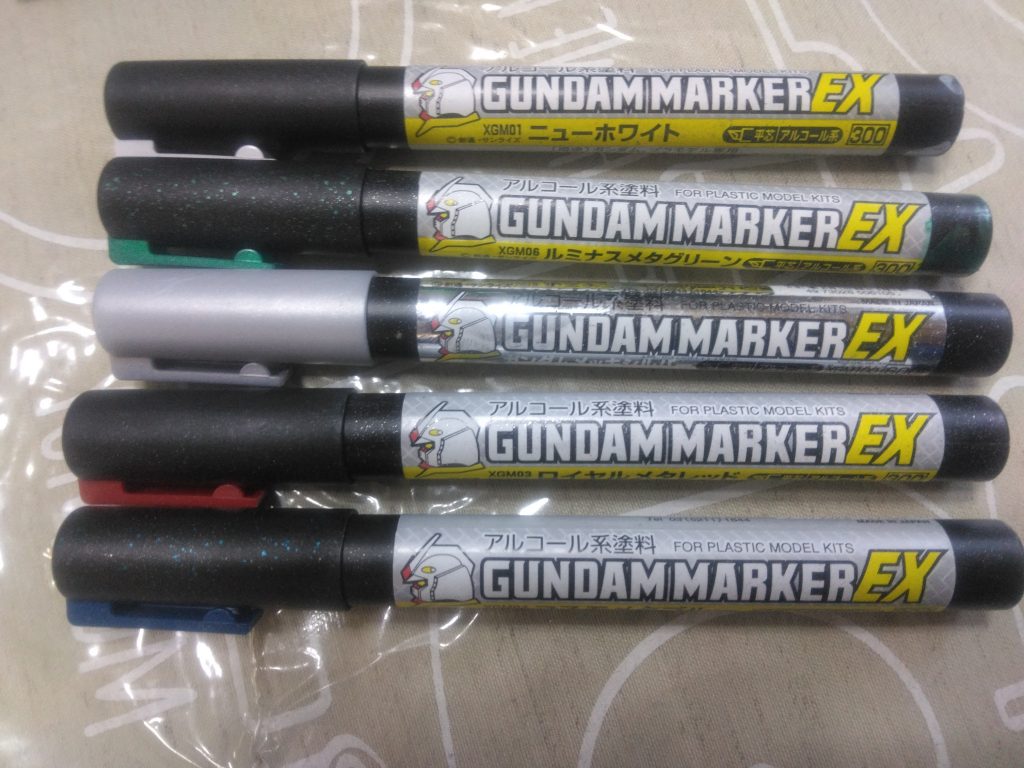 塗装に使用したのはこの5色で、足りない部分は付属シールで補いました。