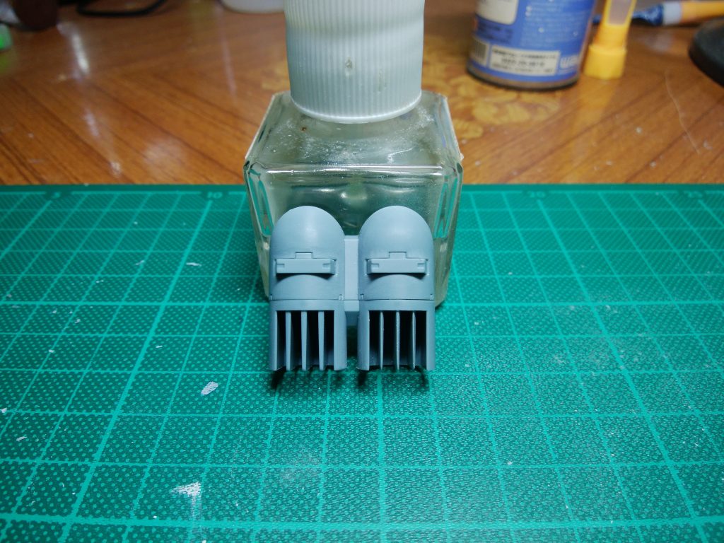 排気ダクトのフィンが厚いので(左側)、可能な限り削りこみました。(右側)