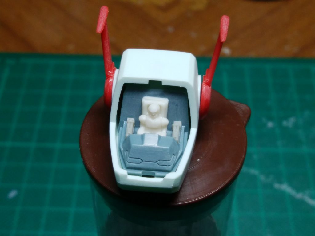 コクピットは、かなり残念な造りだったので、ウェーブさんのモビルスタッフなどでディテールupしました。