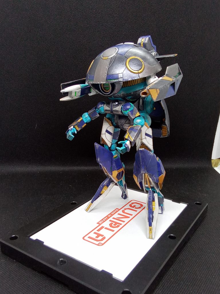 完成させてみて思ったのが・・水色(コーラルブルー)が微妙にあってない感じに・・形成色に近かったので使ってみたもののティターンズブルーで統一した方が格好よくなった気がします。