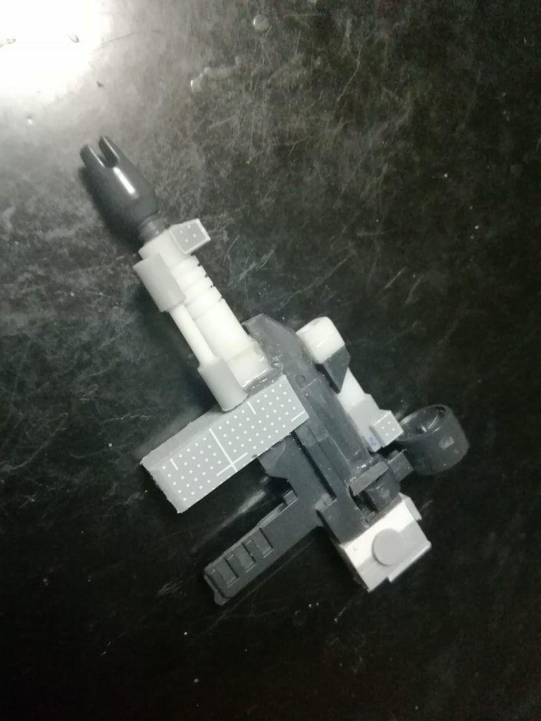 ビームライフルの加工中画像です。照準器の移設やバレルの取り替えなどを施しています。