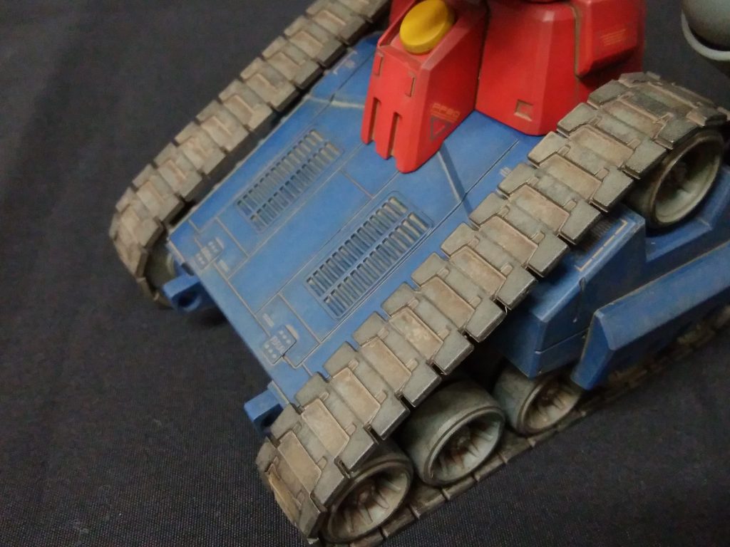 このキットの売り？の履帯は、極力オモチャっぽくならないようにドライブラシ頑張ってみました。