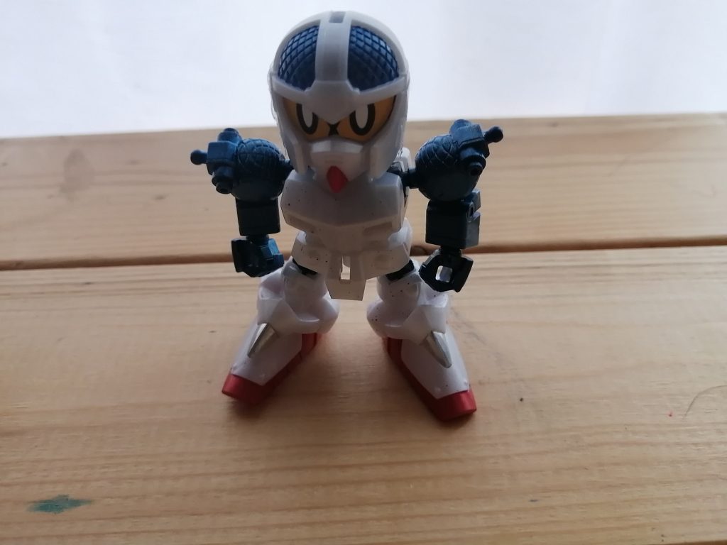 あとは↑の写真の青い部分の塗装です。(この状態にすると塗装剥げが怖いです)追記　ざくのジオラマは、途中まで作ったのですがフィールドが割れてしまって萎えて止めてしまいました。お詫び申しあげます。