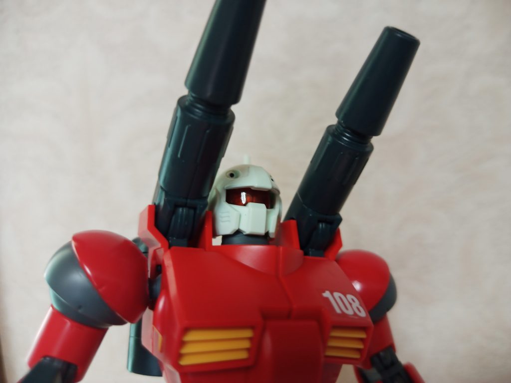 ノーマルの方は配色以外特に何もないですがバイザーは自作しました(作画指定色ミスかもですが1stのと配色ビミョーに違うんですよね)クリアグリーンに何塗ってもネモみたいな色のバイザーにならないので(その辺に転がってたボールペンのキャップをパチパチ切って成型)ハヤト館長「おい!指定した色と違うようだが?ちゃんと確認したのか?」業者「え?ご指定通り仕上げてますよ」ハヤト「まあいい…しかしこれだとカイに合わせる顔がないな…」という脳内妄想捗ります