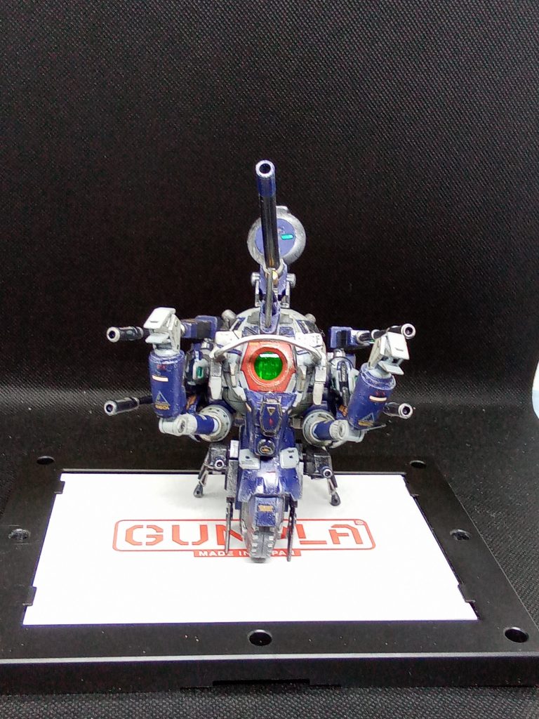 ボールに一輪タイヤをつけて陸戦用ボールを作っていたら・・こんな感じに仕上がりました。本体と椀部など前面に追加装甲をパテで新造しましたテーマは直進は速く 前面装甲は厚く 前方火力は高いでもボールなんでコストは安い