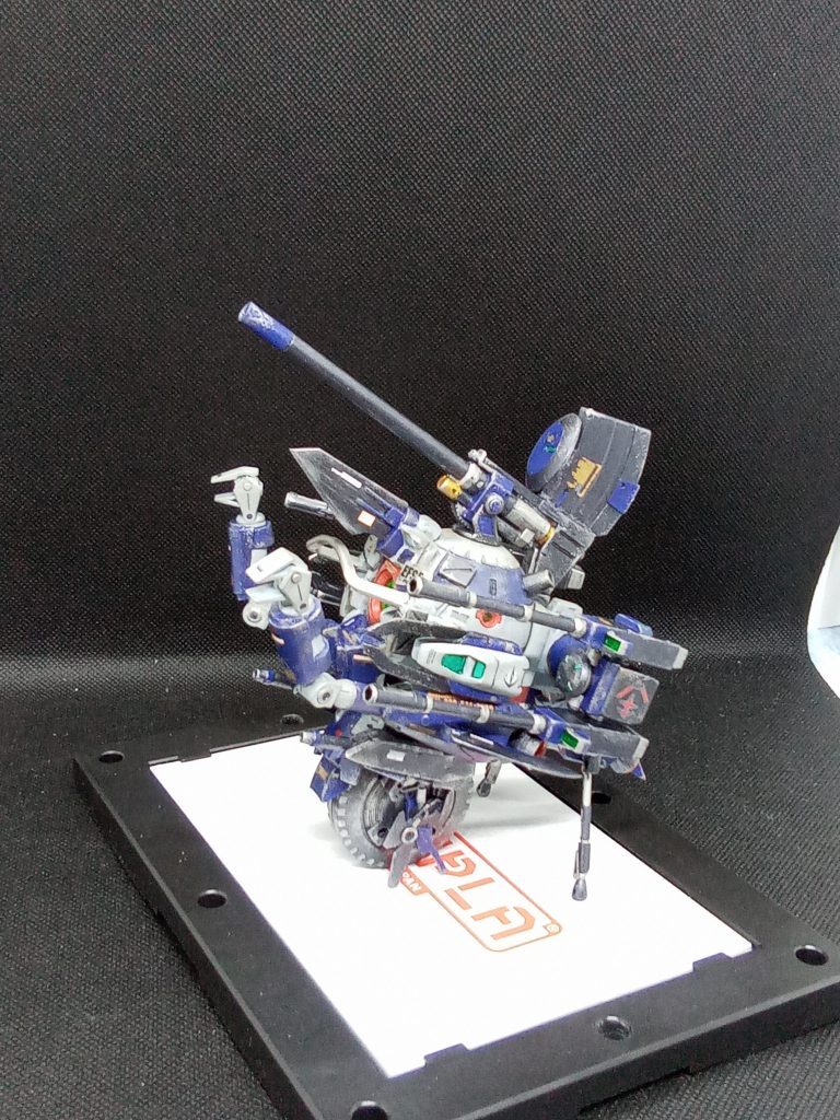 武装・頭部 180mm低反動砲大型弾倉型(×1門)・背部 フィフティーン・キャリバー(×4門)・車輪 88mmマシンガン(×2門)・本体両脇 パルスガン(2門)・頭部 大型ヒートラム・椀部 フォールディング・ヒートナイフ その他大型レドームと大型ブースター(×4)を増設ビームシールド装備