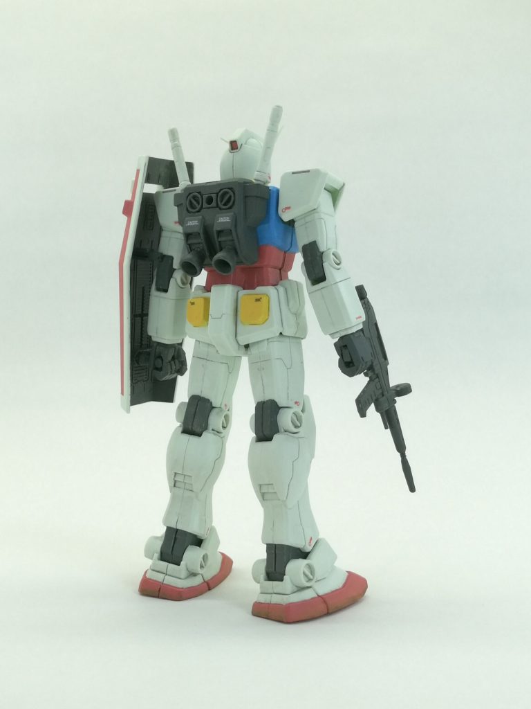 肩だけ気まぐれでエッジ出ししてます足回りに土汚れのウェザリングを施しましたスミ入れは、白いところに紫、黄色にクリアオレンジを使いました