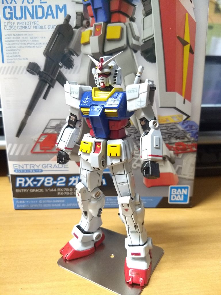 全体的にプロポーション変更を行っています太ももは4 mm 程度延長しすねは5 mm 程度詰めています肩アーマーは表面にカバーをつけてボリュームを増しています頭は首も含めて新造しています少し大きくしています