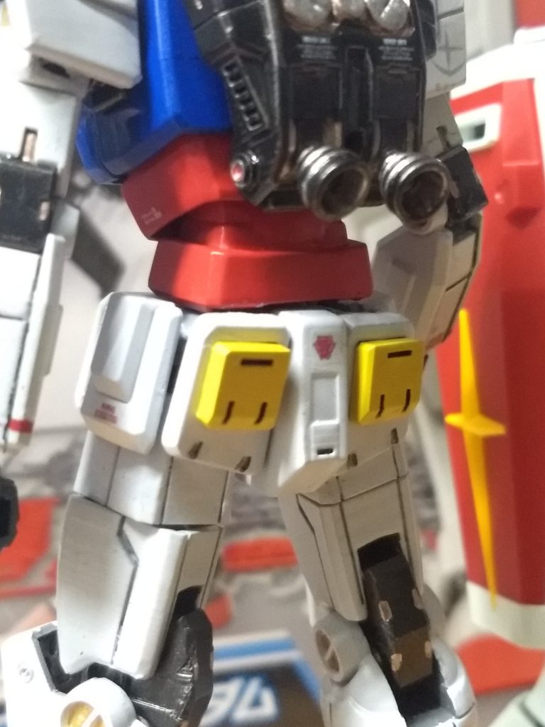 赤い胴体部分はかがめると中が空洞が見えてしまうので、内側に可動に干渉しないように装甲を上の段と下の段の赤い部分両方に入れています