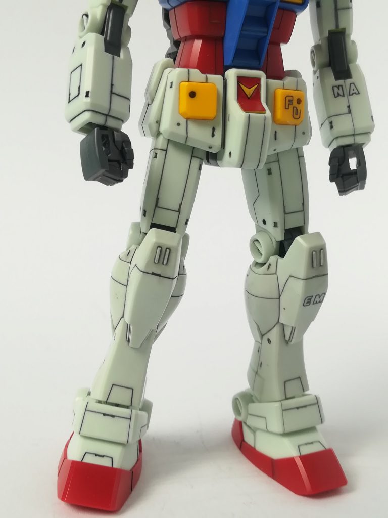 ランナータグから数字の1を削り、膝に2本縦に接着し、向かって右は周りを少し彫り込んでみましたが、スミ入れした後の印象は左右の違いはありませんでした。