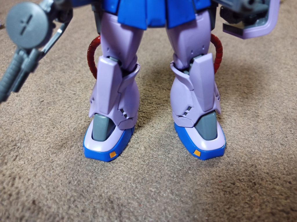 ザクキャノンといえば四角いつま先のイメージなんですよね無理ないレベルで削ってモールド彫ってみました