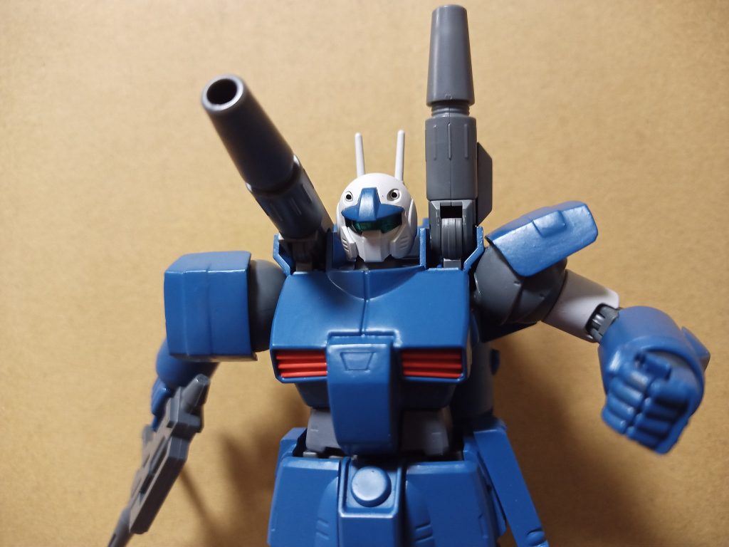 肩アーマーの接続方法どうしよう?う〜ん直付けでいいか、で可動を殺さないギリギリの辺りに一応補強軸付けて直付け…キットのままだと広すぎるので幅詰めしましたキャノン砲に追加された台形のパーツも可動を殺さない位置に合わせて接着