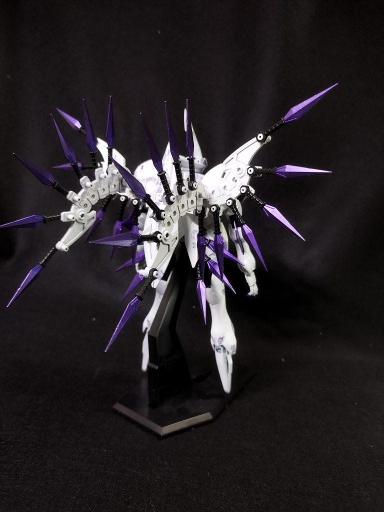 プラアクトのウイングパーツを2セットつかってます。クナイは計30本あります。ボリュームはありますが、撮影が地獄でした。