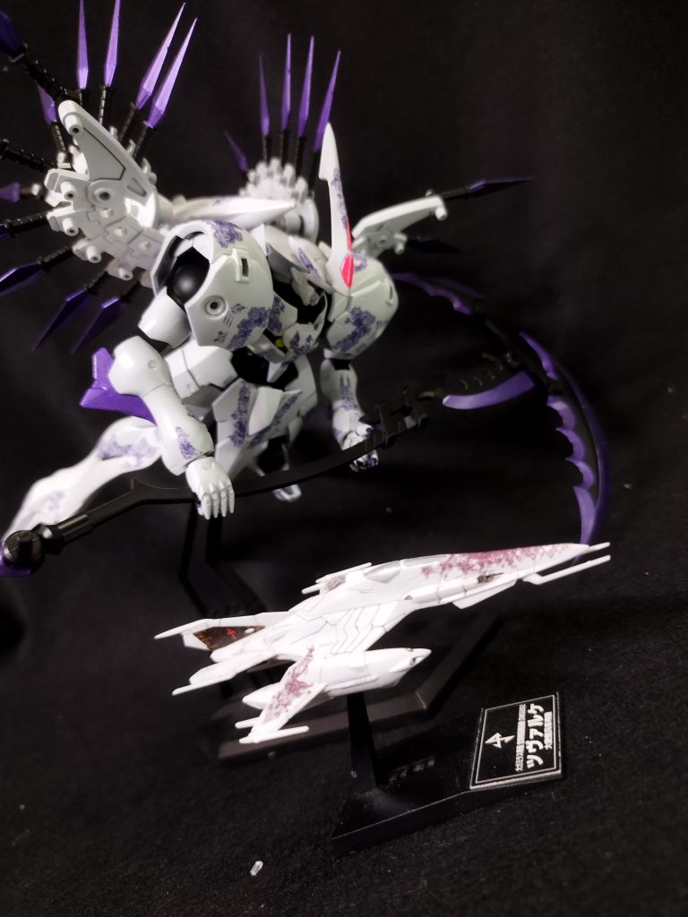 機首パーツを使わせてもらった【大ガミラス帝国 空間格闘戦闘機 DWG262ツヴァルケ 大使館員専用機】と。デカールはゼルグート級一等航宙戦艦セットから。