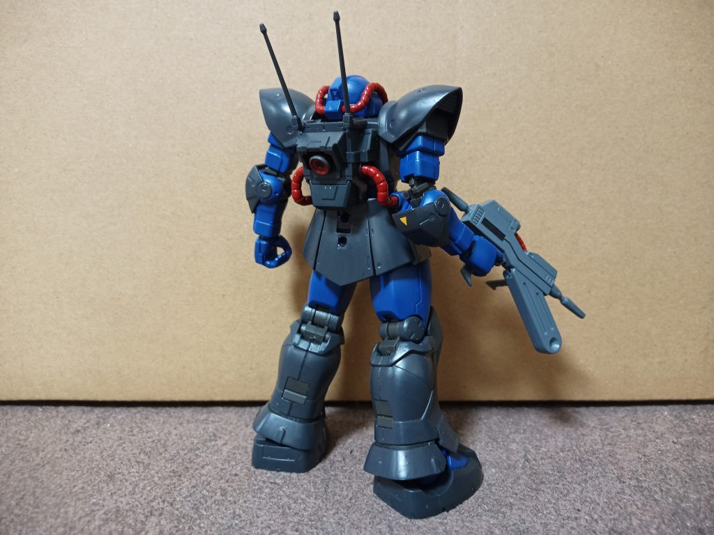 この機体も画像資料によって色味や塗り分けが違ってて悩みました(ボディとか黒に近いグレーだったり赤が若干混じったような明るいグレーだったり、スネの前が黄色だったり後ろが黄色だったり)とりあえず何となく濃いグレーを調色してたところ「あれ?今作ってる色って元のキットのグレーとあんまり変わらないなぁ」的な感じになので靴部分やらフンドシ部分なんかの色はキットそのままです