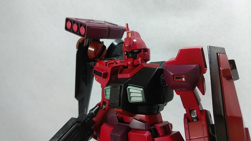 頭部は地球で偶然手に入れたガンダムタイプのものを付けている。