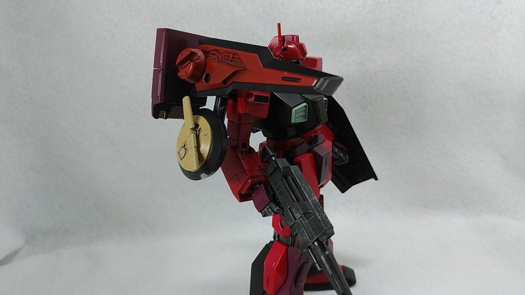 ミサイルポッド、ビームガン、レドームの複合武器。ポッドをパージして、ビームガン部分をショットランサーとして発射可能。 