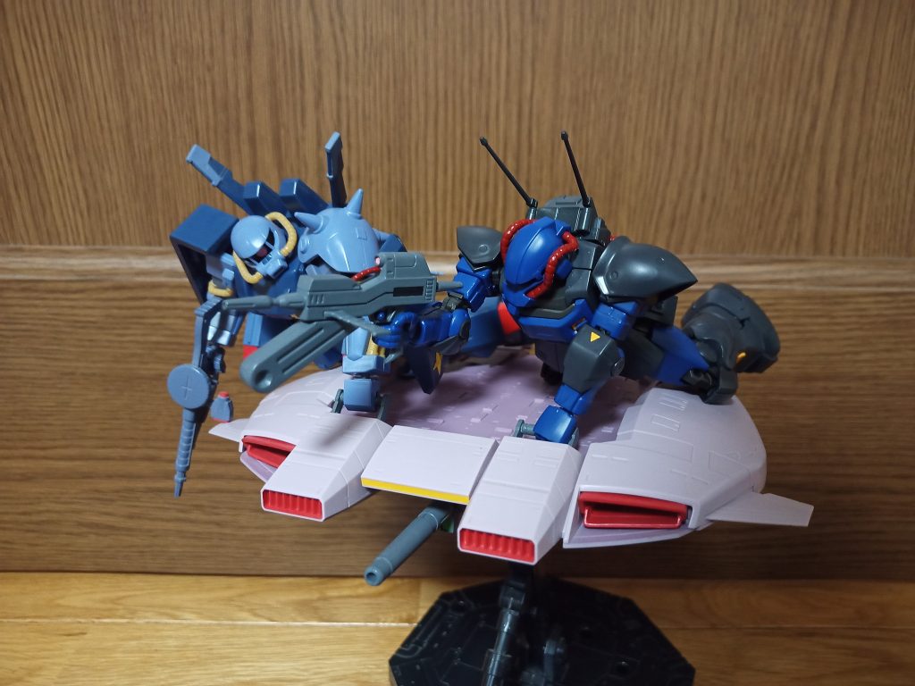 「ちょ、どけよ邪魔だな」「いや落ちるってこれ以上寄ったら」アクトザクはZではベースジャバーに二人乗りしてる事が多かったようなイメージあるんですがどう見ても1/144キットのベースジャバー狭い気が…