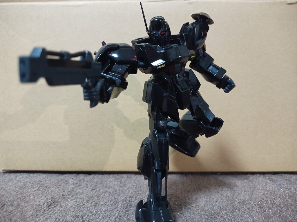 ライフルはハンドガンっぽくしたかったので前後切ってます「Eパック切り落として給弾どうすんの?」という脳内ツッコミが入りグリップ下にマガジン刺さってるっぽいパーツ付けました…分かりにくいですが