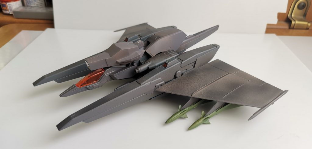 固定武装としてハイメガキャノン、GNキャノン×2 ビームバルカン×2 キャノン×2　また主翼下パイロンに対地ミサイル×4 