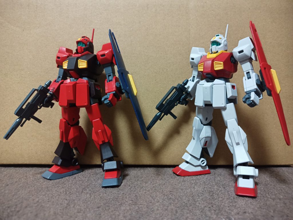 二機ともバイザーの色やら塗装しやすさからの都合上、ベースはユニコーンデザートカラーを使用リックディアスカラーの方は不鮮明なバックショットのみの登場なので正面やら細部は想像による配色パターンとなりますシールドの色は資料見ながら「う〜ん、元のネモの色にも見えるしよく分からん…まあエゥーゴは貧乏組織だからシールドまでは特殊カラーにしてないかもな」と思い(前にアップしたジムⅡといい投稿者はエゥーゴに何か恨みでもあるのか?)そのままの色に同じくスードリ鹵獲カラーも細部の配色は想像です「ジムⅡと似たような配色パターンで基本OKだろうけど盾どうしよう…ジムⅡってボディの赤と盾の赤は微妙に違わなかったっけ?…連邦軍はそこそこお金持ってるだろうけどスードリ内で塗装とかしたとしてそこまで細かく塗替えするかな?てかそもそもスードリ内で塗装された物とは限らないし…」とか悩んでとりあえず盾の色はボディより若干明るめの赤にしてみました