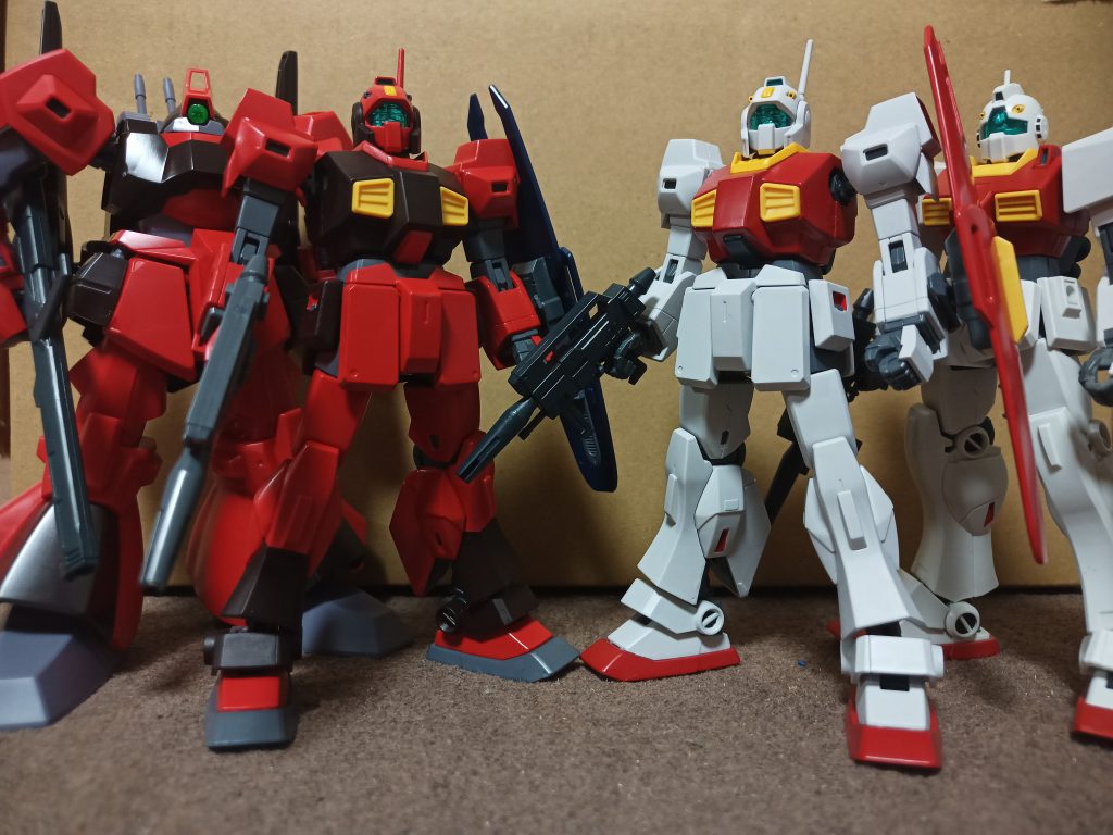 最後に似たような色のMSと記念撮影関節色ペタペタ塗ってて「昔はミディアムブルー+赤少量とかめんどくさい色だったけど最近はMrカラーのMSグレー使っときゃ何とかなるし(クレオスの回し者ではありません)超便利〜」とか思ってたんですがリックディアスのグレーって今でもかなり明るいグレーなんですね…まあいいか妥協も大事という事で