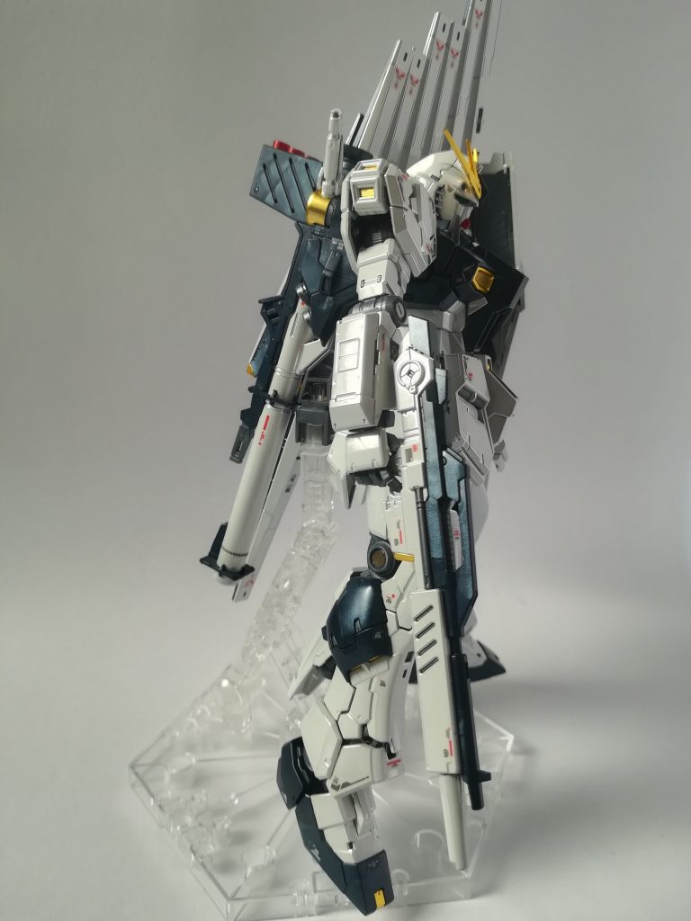 ニューハイパーバズーカをバックパックに 縦にマウントがカッコ良いです。ビームライフルもチタニウムで よりカッコ良く