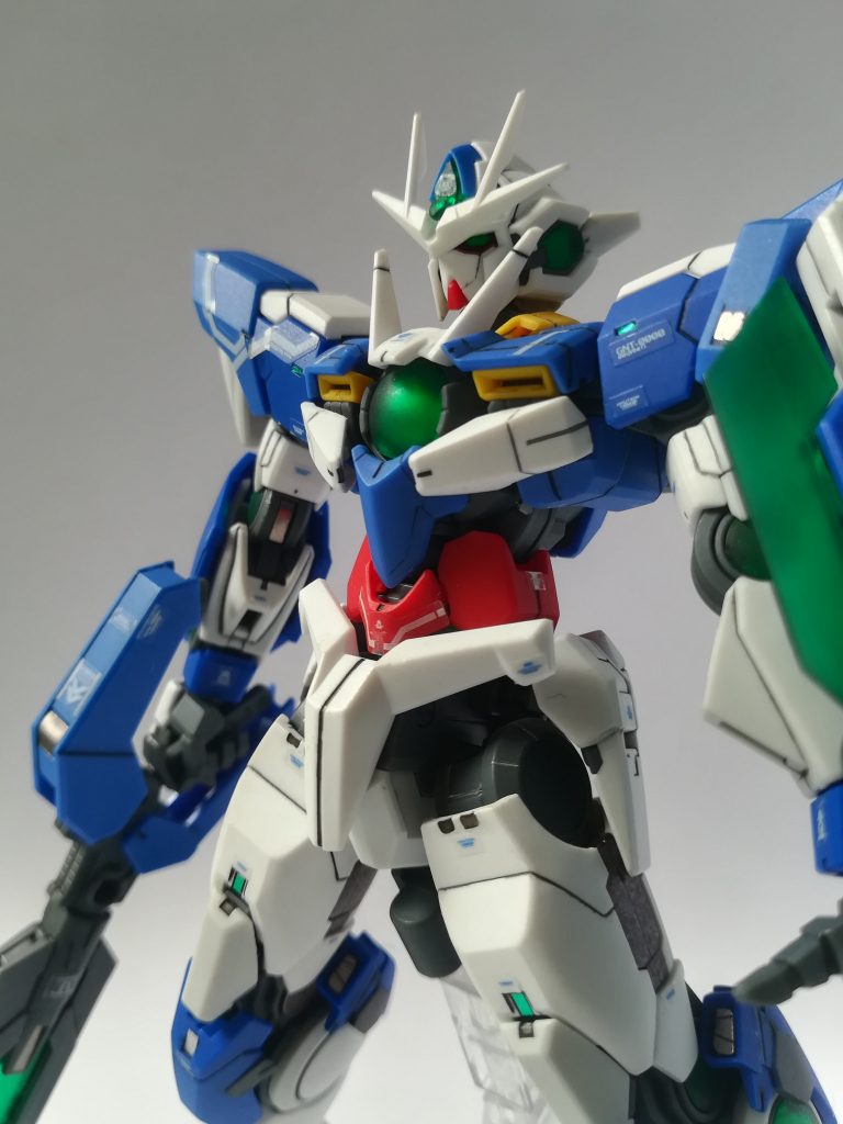 スミ入れ、トップコートつや消し。つや消しでクリアパーツも曇りましたが、この表現も良いかも。また今後は、付属のシールを使って下地が青や赤色の部分に貼るときは、シールの余白を切って貼ってみようと思います。（トップコートではシールの厚みを目立たなくすることはできないみたい？）