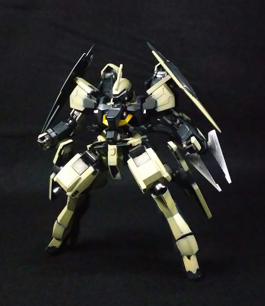 肩アーマーを太股に移植してボリュームアップ。