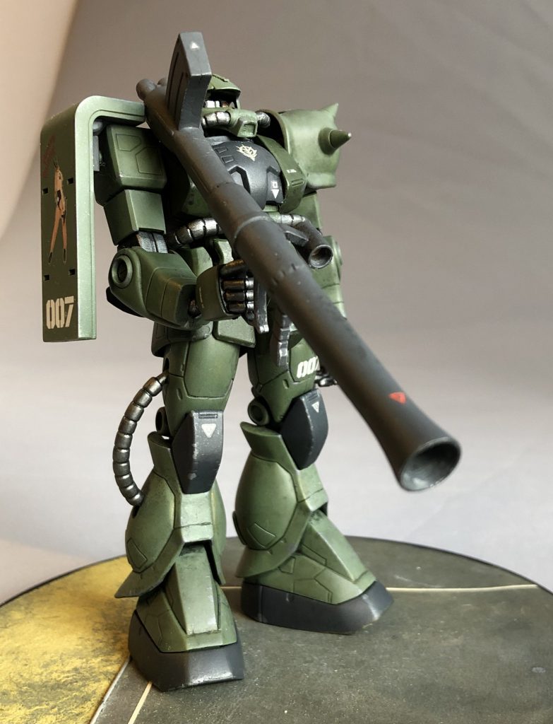 旧HG08小隊版ザク06Jは当時の最新フォーマットであった、MGザクVer1.0に寄せてデザインされていたとのことで、その後のHGUCに比べるとスリムな体型をしています。