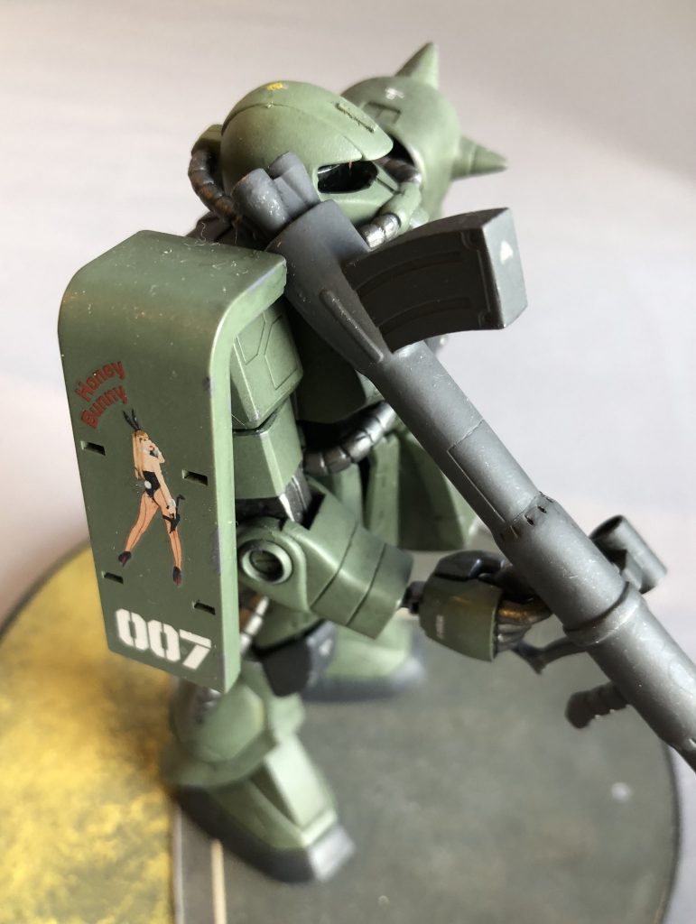 右肩シールドはオリジンザクのものに換装しました。(MSDザクキャノンテストタイプの余剰パーツ)シールドには最近流行のノーズアート風のデカールを貼り込みました。