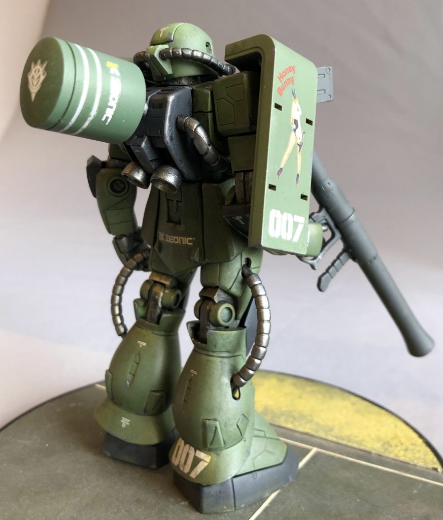 バックパックにはネオジム磁石が仕込んであるので、既出のプロペラントタンクを接続できます。